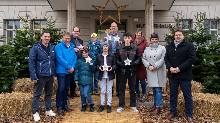 Abholung der Sterne (v.l.): Simon Roth, Josef Liebl, Martin Glink, Vorstand Christian Barr (alle LEW) zusammen mit Jugendlichen und Carina Mayer, Sabine Fackler und Vorstandsvorsitzendem Michael Winter vom DRW Kinderhaus St. Therese