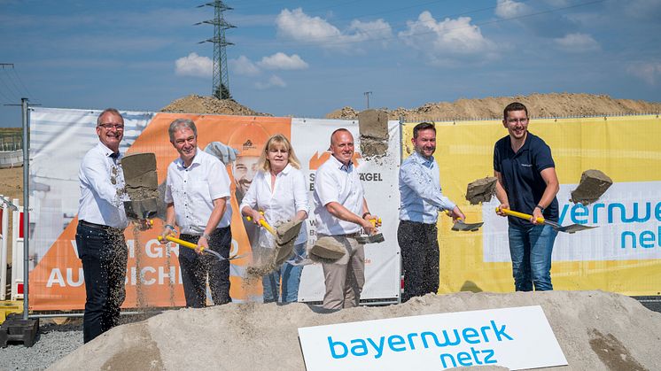 Robert Pflügl, Landrat Klaus Löffler, MdL Sabine Gross, Bürgermeister Thomas Löffler, Dr. Thomas Struppert (Wiegand-Glas) und Maximilian Greger (Bayernwerk Netz) (v.l.) geben den Startschuss für den Bau des neuen Umspannwerks bei Steinbach am Wald.