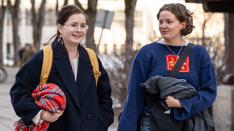 Studentene Sunna-Mari Joakimsen og Agnes Kielland Einejord er ansatt som samiske språkmodeller i Sit studentbarnehage på Moholt i Trondheim. Foto: Borgar Sagbakken/Sit