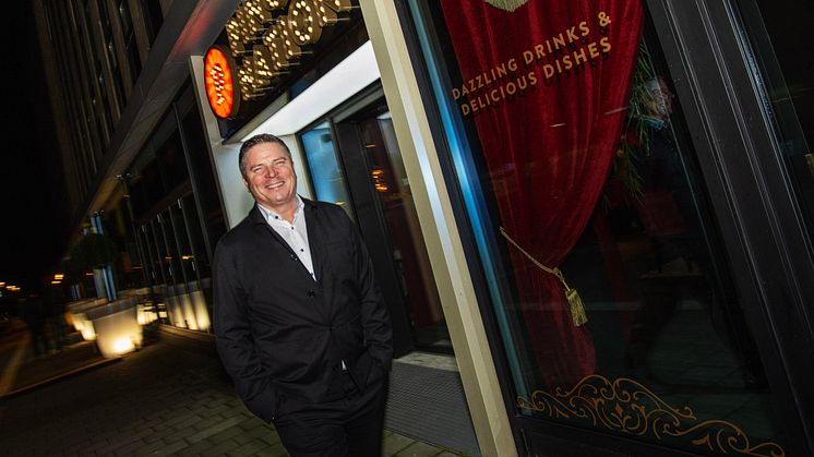 Patrik Back, VD Pincho Nation, utanför kedjans första restaurang i Kiel