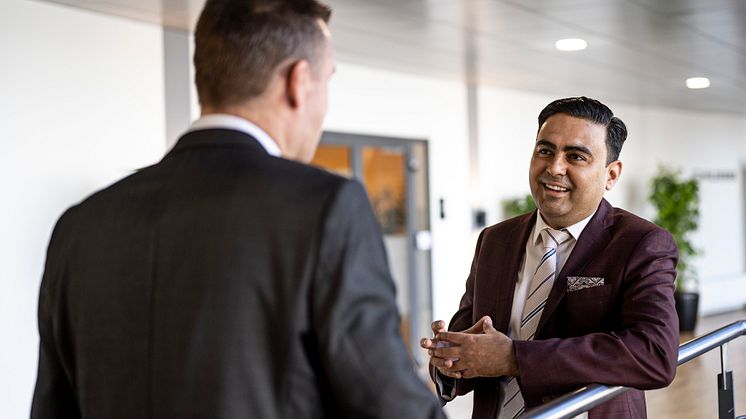 TCS' danske landechef, Vikram Sharma i samtale med kollega ved TCS Danmark