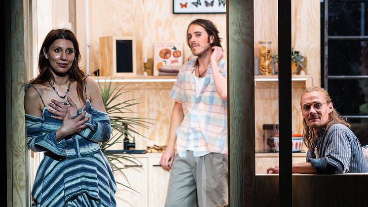 Sara Khorami, Leo Magnus de la Nuez og Preben Hodneland er mellom skodespelarane ein møter i Ikkje ein lyd av Arne Lygre. Foto: Siren Høyland Sæter/Det Norske Teatret.