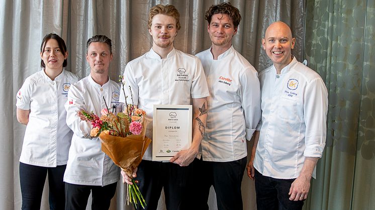 Max Salomonsson utses till Juniorkrögare 2025 – får driva egen restaurang i Stockholm. Här tillsammans med juryn bestående av Desirée Jaks, Michael Andersson, Albin Edberg och Klas Lindberg.