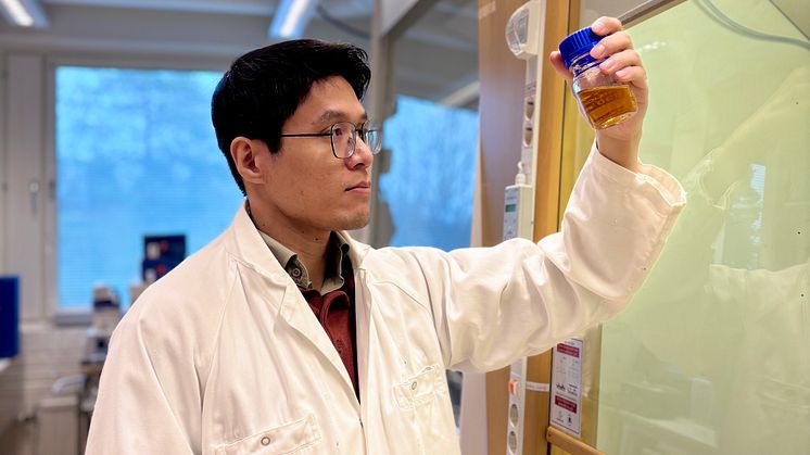 Van Minh Dinh i laboratoriet på Kemiska institutionen, Umeå universitet. Foto: Huton Nguyen