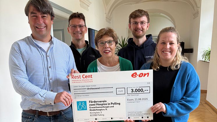 Mit einer Spende unterstützt der Hilfsfonds Rest Cent der Mitarbeitenden des E.ON-Konzerns den Förderverein zwei Hospize
