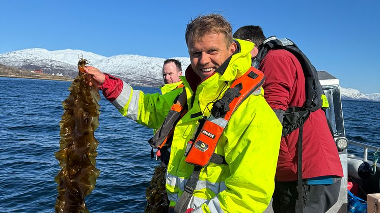 Forskningsassistent Laurids Enevoldsen ved Akvaplan-niva sin FoU lokalitet for oppdrett utenfor vår forskningsstasjon (Foto: Oceanfood).