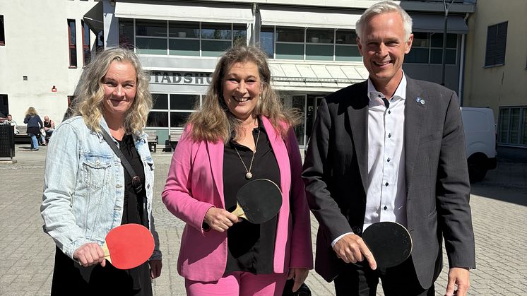 Magdalena Sundqvist (S), Lisa Andersson (M) och Fredrik Hansson (C) kommer till Kungsbacka Live för att spela pingis och prata med invånare. Foto: Kungsbacka kommun