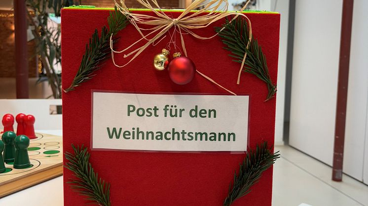 Der Briefkasten des Weihnachtsmannes steht im Eingangsbereich des Hauses im Burggarten. (Foto: Hephata-Archiv/Doreen Kempa)