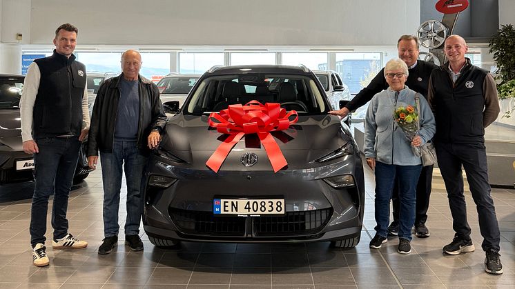 MG nr. 20.000 overlevert til Gerd og Tor Strømsvik hos Adserø Bil i Trondheim. Sammen med daglig leder for MG-forhandleren i Trondheim, Ketil Adserø, samt Ole Petter Blaadammen og Fredrik Moe-Samsing fra MG Norge.