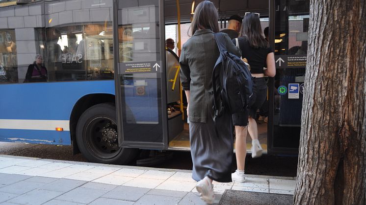 I höst blir det möjligt att blippa din biljett vid samtliga dörrar på alla blå stomlinjebussar i innerstan. Foto: SL