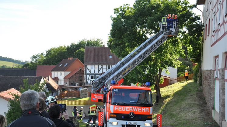 Die Drehleiter der Feuerwehr aus Bad Hersfeld kam bei der Übung am Herzberghaus zum Einsatz. 