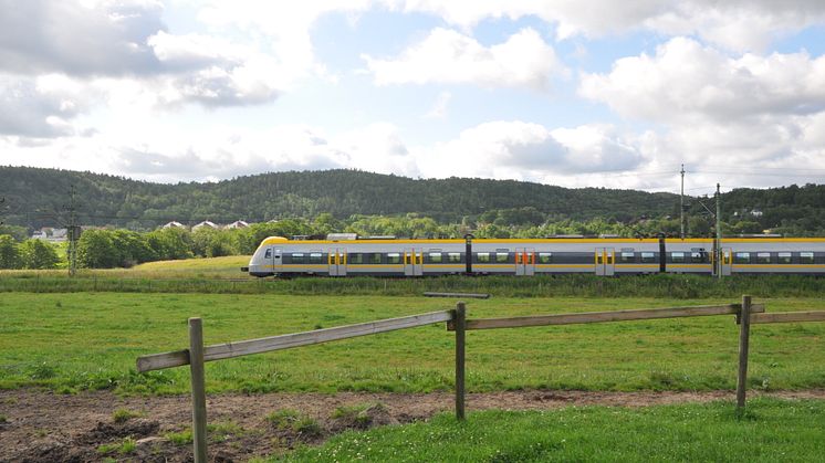 Regiontåg från Västtrafik på Västra stambanan i Partille.