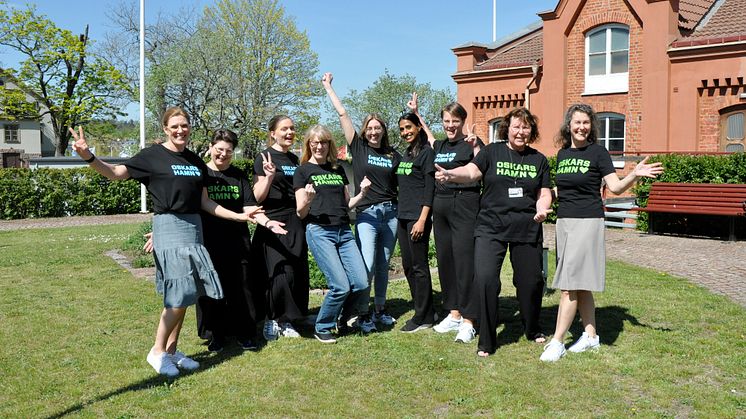 Medarbetarna i servicecenter är glada och stolta över resultatet i servicemätningen. Från vänster: Ellinor Roos, Ulrika Klang, Alicia Johansson, Anna Sand, Lisa Pettersson, Therese Olsson, Anna Nyström, Britt Hagström och Ingela Carlsson