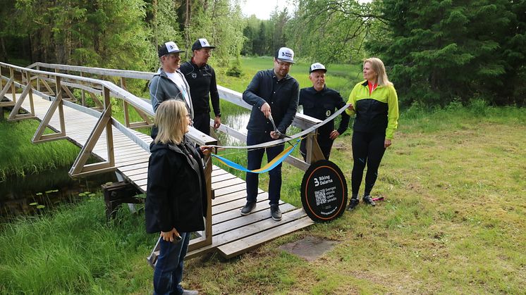 Kommunstyrelsens ordförande i Vansbro kommun Marcus Kock klipper bandet till Vansbros nya Biking Dalarna-område.