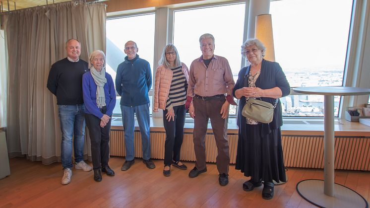 Förvaltare Lennart Eckerholm bjöd hyresgästerna Margareta och Gunnar Granbom, Eva Åkerblom samt Antonio och Nancy Manzano på en fika på Turning Torso.