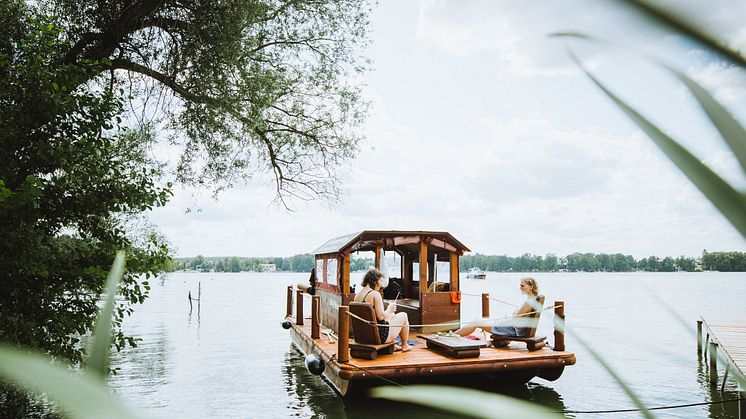 Ideal für einen Feier- oder Brückentag: Ein Ausflug mit Freunden mit dem Floß in Brandenburg bei mehrstündigen- oder Tagestouren (auch mit Übernachtung möglich). Foto: TMB-Fotoarchiv/Julia Nimke.