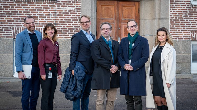Utbildnings- och kulturförvaltningens chef Mats Jönsson, rektor Vårboskolan Susanne Kristensen, utbildnings- och kulturnämndens ordförande Kristoffer Daag (L), kommundirektör Fredrik Löfqvist, arbetsmarknads- och integrationsminister Mats Persson (L)