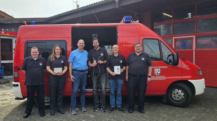 v.l.n.r. Nils Lünstroth; Rebekka Wübbe; Ulrich Halsband (Leiter Betrieb WW‐Energie); Benedikt Schmertmann (Einheitsführer der Messeinheit Kr.Pdb.); Norbert Volkhausen (Gerätewart FFW Delbrück); Carl Wübbe (stellv. Einheitsführer Messeinheit Kr.Pdb.)