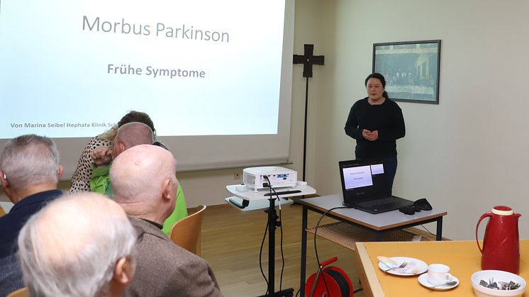 Neurologin Marina Seibel, Oberärztin der Hephata-Fachklinik für Neurologie, bei ihrem Vortrag im Parkinson-Café der Hephata-Klinik. (Foto: Hephata Diakonie /Melanie Schmitt)