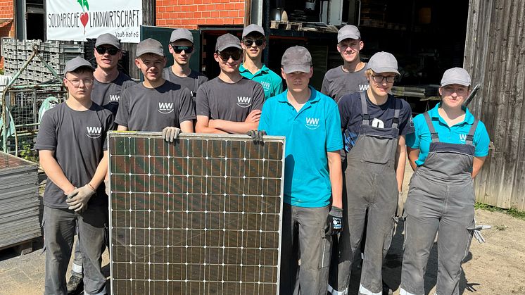 Azubis von Westfalen Weser vor Ort: Christian Wins, Marco Becker, Alexander Gerzen, Collin Koch, Moritz Suerland, Hannu Kuhnke, Jan Lippe, Leonard Plümpe, Timo Wittenbrink und Ira Bahners prüften PV-Anlagen auf ihre Funktionsfähigkeit.
