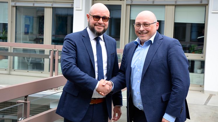 Dr. Gernot Ramminger (right) welcomes Philippe Moreels (left) as new Managing Director of GAF AG (© GAF AG)