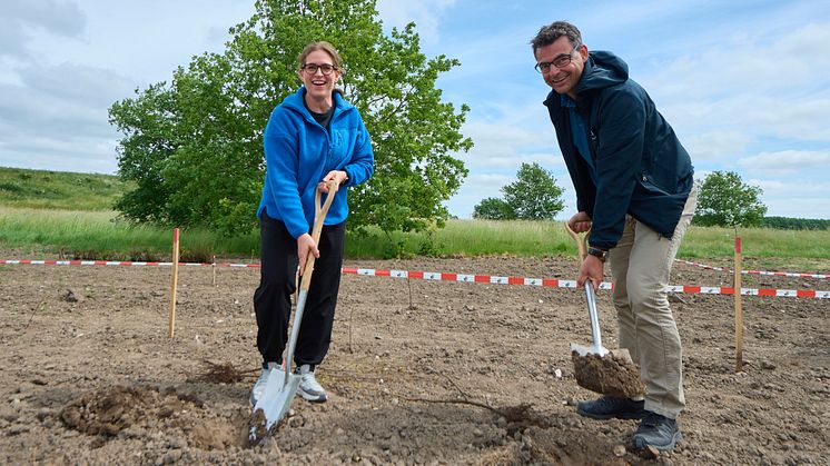 Ragga Asbjarnardottir, CSR Manager i Lomax, og Mads Nissum, Projektchef i Lomax, var med til at plante de sidste træer i den nye klimaskov 'Vallensbæk Kirkeskov'