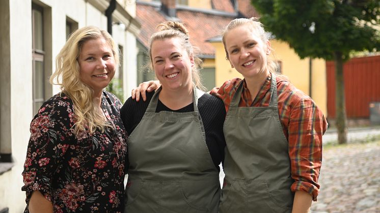 Boken har producerats av Hushållningssällskapet och innehåller rätter och reportage från hela Sverige. Från vänster: Bianca Brandon Cox, Anna Magnusson och Carolin Vallgren.