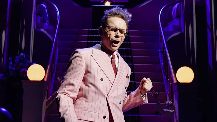 Jan Gunnar Røise som som dr. Fredrik Holm i suksessforestillingen Karusell på Nationaltheatrets hovedscene. Foto: Erika Hebbert.