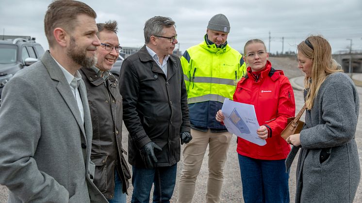 Johan Lindeberg, Christer Sundqvist, Johan Söderberg, Emil Pantzar affärsområdeschef Sörmland Vatten och Maja Larsson presenterar planerna för Katrineholms Återbrukanläggning.