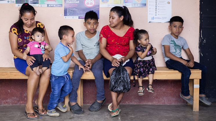 Barn väntar på sin tur hos sjuksköterskan i Tizamarté, Guatemala. En viktig del av We Effects projekt för att bekämpa undernäring i Guatemala. Projektet har gjorts möjligt av Världens Barns finansiering.