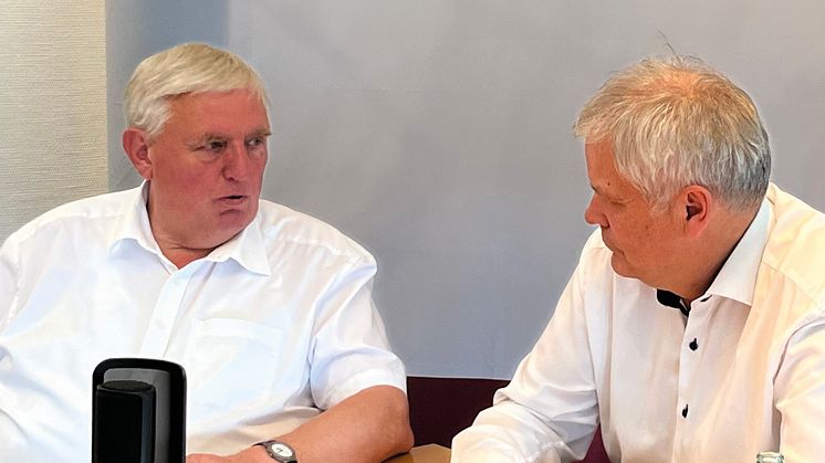 Dr. Hans-Albert Gehle, Präsident der Ärztekammer Westfalen-Lippe, im Gespräch mit Karl-Josef Laumann, Minister für Arbeit, Gesundheit und Soziales des Landes Nordrhein-Westfalen.
