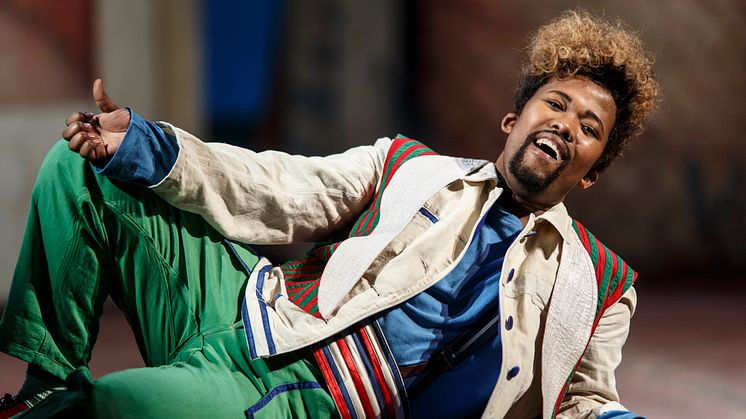 Luthando Qave som Figaro i Barberaren i Sevilla (2018)