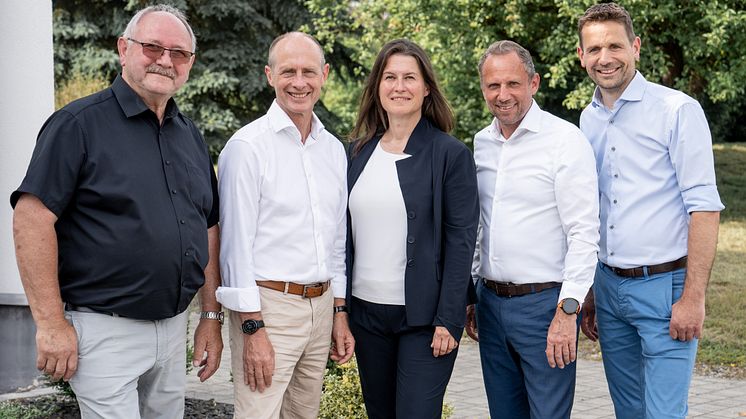 Feierten gemeinsam die vollständige LED-Umrüstung (vlnr): Forchheims stv. Landrat Otto Siebenhaar, Bayernwerk-Vorstand Egon Westphal, Ebermannstadts Bürgermeisterin Christiane Meyer, Minister Thorsten Glauber und Jürgen Fiedler von den Stadtwerken.