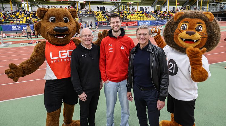 LGO-Maskottchen Bärnd, LGO-Vorsitzender Michael Adel, LGO-Geschäftsführer Sven Kurpierz, DSW21-Vorstandssprecher Jörg Jacoby und 21-Maskottchen Kim (v.l.) beim offiziellen Starschuss für die Kooperation zwischen LGO und DSW21.