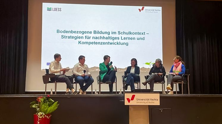 Ein Blick auf das Podium (v.l.n.r.): die beiden Moderatoren Björn Schmidt und Alexander Lanfermann, Dr.in Hannah Lathan, Dr.in Gabriele Diersen, Dr.in Karin Geyer und Esther Barth. (Foto: Caroline Schmidt)
