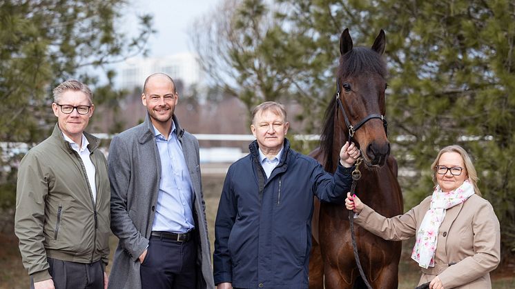Hans Lord Skarplöth (vd ATG), Mikael Bäcke (Ansvarig för ATG:s verksamhet i Finland), Antti Lehtisalo (styrelseordförande Suomen Hippos), Minna Mäenpää (vd Suomen Hippos) tillsammans med hästen Gianluca. Foto: Maisa Hyttinen.