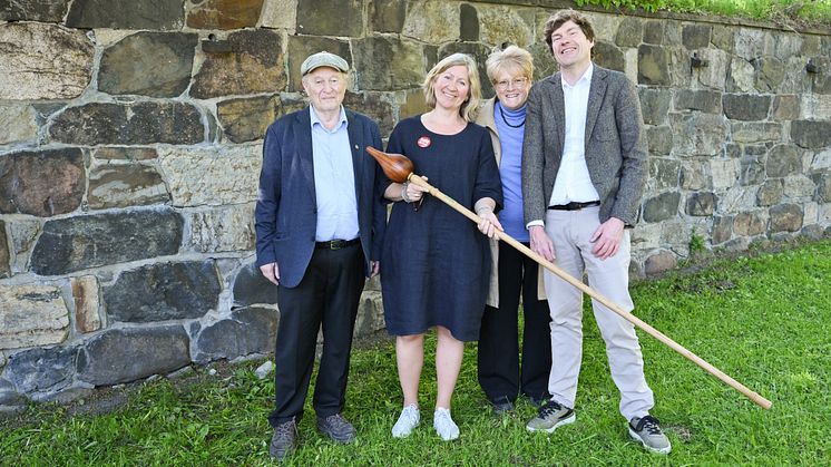Odd Einar Dørum (styreleder Middelalder-Oslo), Marie Skoie (direktør Oslo Museum), Trine Skei Grande (styreleder Oslo Museum) og Lars Emil Hansen (avdelingsleder by- og teaterhistorie Oslo Museum).