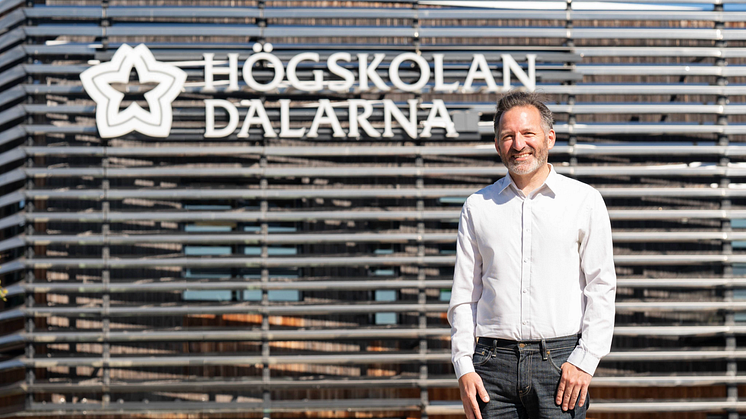 Michael Oppenheimer står framför Högskolan Dalarnas bibliotek i Falun, 