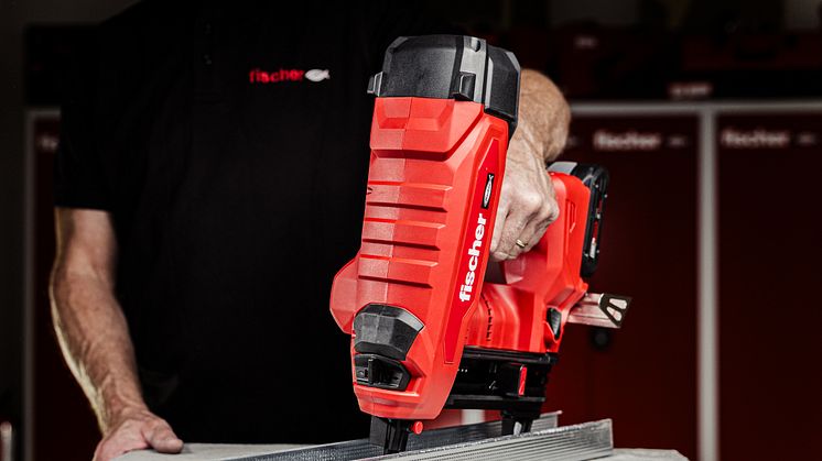 Med den nyskabende FXC85 sømpistol leverer fischer endnu engang innovation i byggeriet.  Den nye transportable model skal gøre betonbyggeriet endnu mere støjfrit og miljøvenligt. Foto: fischer.