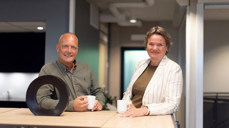 Kolbjørn Stuvebakken og Trine Maren Skott-Myhre sikrer godt og moderne arbeidsmiljø på 450 kontorarbeidsplasser. 