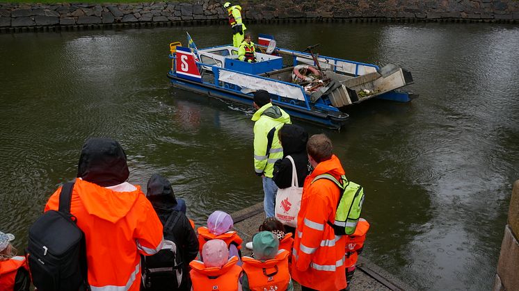 Städbåten M/S Ren-Ström visar barnen vad som plockats upp ur kanalen