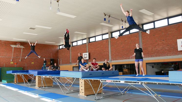 Trampolin im Lehramtsstudium: Kooperation mit dem Deutschen Turner-Bund bringt Basisschein ins Seminar