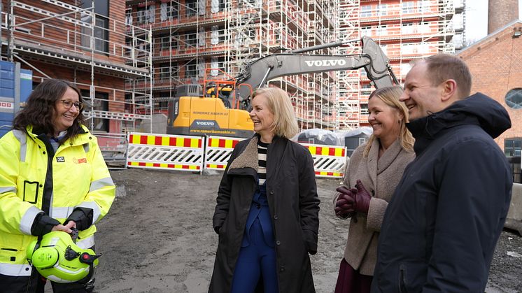 Jubler for tilskudd til studentboliger. FV: Birte Almeland, eiendomsdirektør i SiO, Sigrun Aasland, forsknings- og høyere utdanningsminister, Kjersti Stenseng, kommunal- og distriktsminister, Andreas Berggren Eskelund, administrerende direktør i SiO