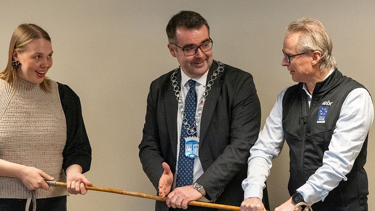 Trondheimsordfører Kent Ranum tok del i seremonien med humor og entusiasme, og brakk bokstavelig talt en skistav på scenen som en referanse til Oddvar Brås legendariske øyeblikk under Oslo-VM i 1982. Alle foto: Borgar Sagbakken/Sit
