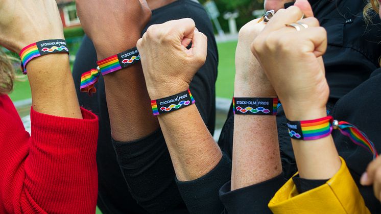 Stockholm Pride stöttar HBTQ-organisationer i Polen via Solidaritetsarmband