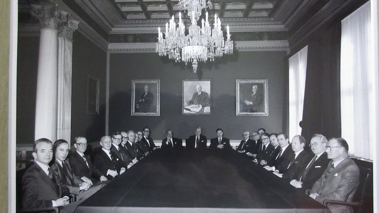 Der var rift om interiør fra Danske Banks gamle hovedsæde, da det mandag kom under hammeren hos Bruun Rasmussen. I alt blev der solgt for over 1,8 mio. kr. (Foto: Danske Bank. Bankrådssalen – Bestyrelsesmøde 1960, Holmens Kanal 14.)