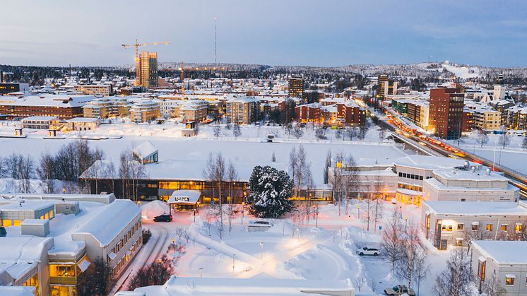 Ett snöigt Skellefteå med utsikt över staden med Campus Skellefteå, Sara kulturhus och älven.