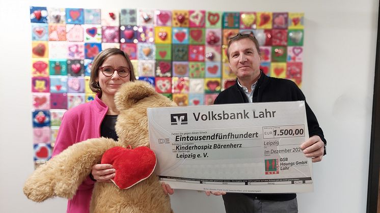 Michael Schmelzle übergibt feierlich die Spende an Anke Voigt (Bärenherz)