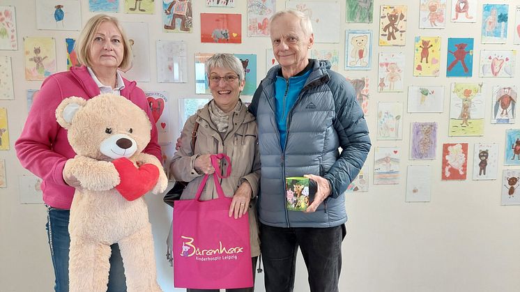 Joachim Anschütz und seine Ehefrau übergeben voller Freude die Spende an Elvira Wegner (Bärenherz)