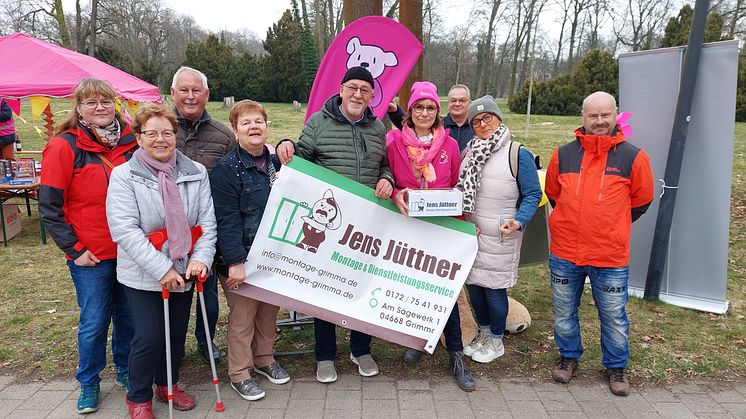 Jens Jüttner mit Freundeskreis bei der Spendenübergabe an Anke Voigt vom Kinderhospiz Bärenherz Leipzig